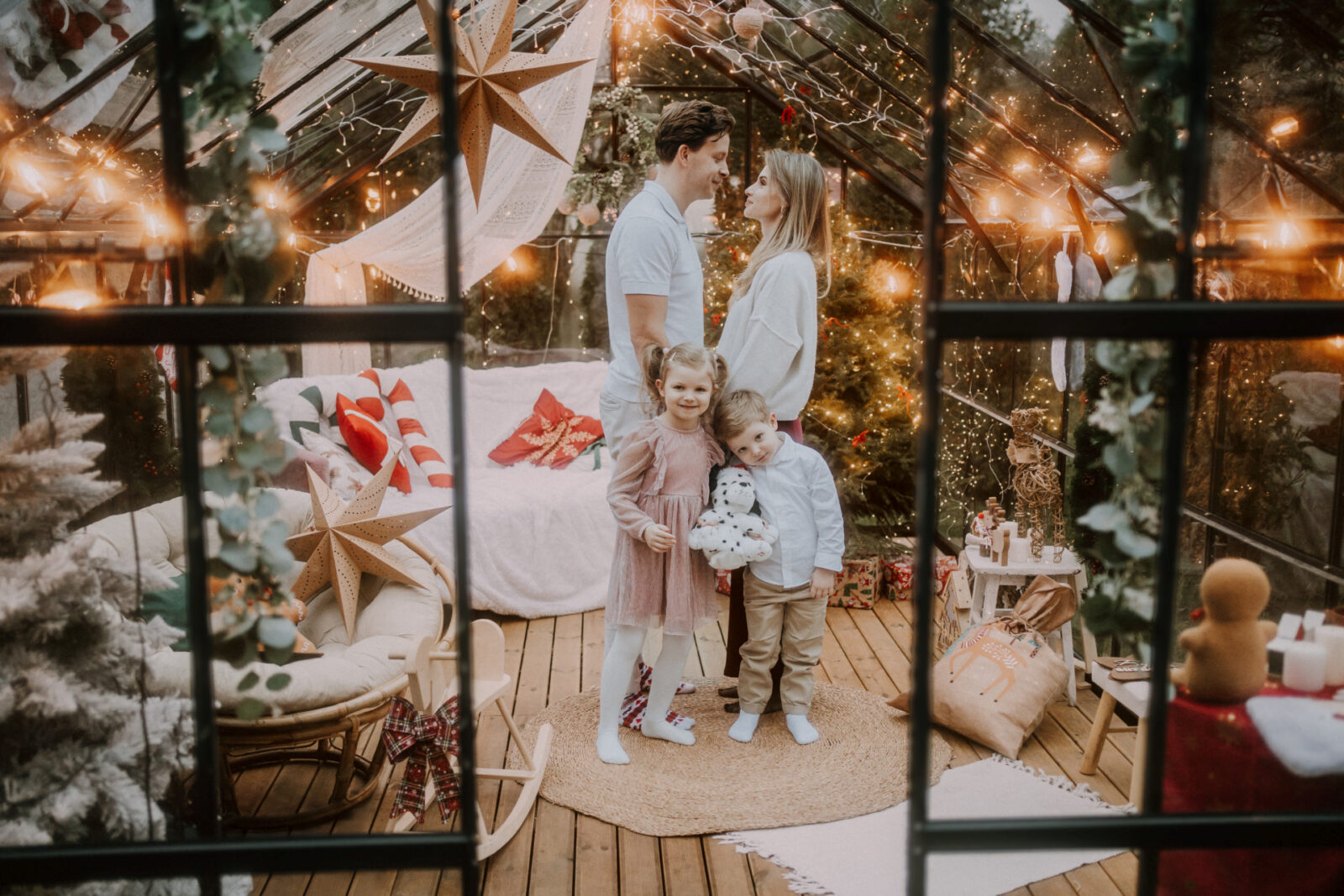 świąteczna sesja rodzinna w szklarni fotograficznej, fotograf ślubny, fotografia rodzinna, Białystok, mini sesja